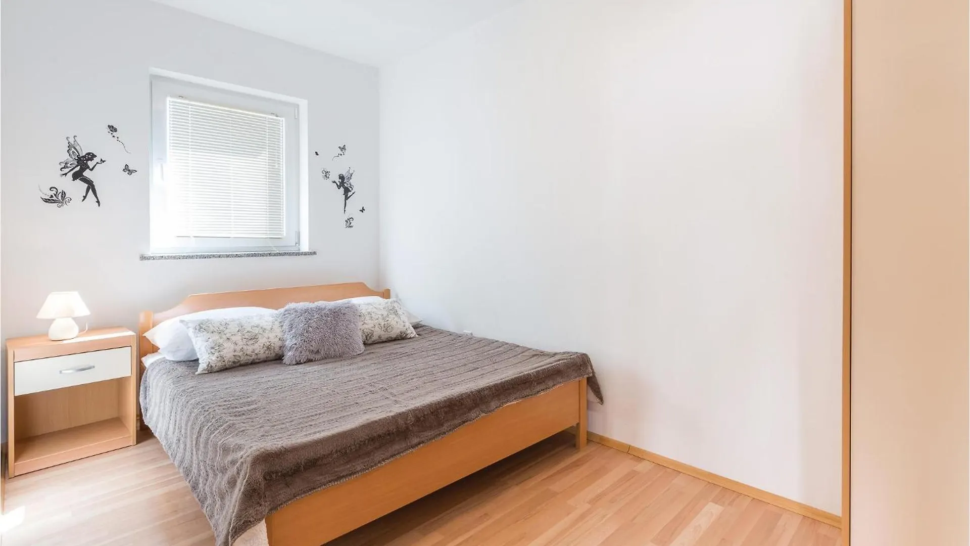 Cozy Apartment In Povljana With Kitchen 0*,